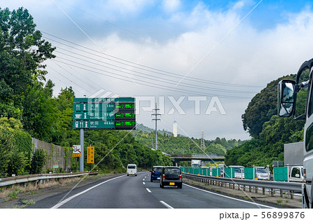 滋賀県　名神高速道路を走行中の自動車　もうすぐ大津インターチェンジ 56899876