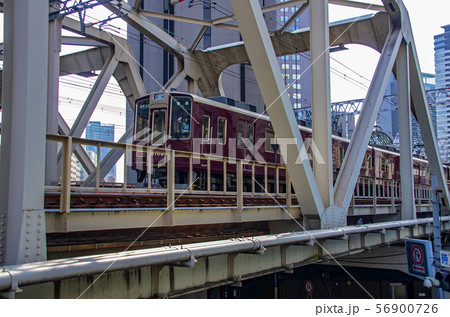 大阪市北区・済生会病院前交差点の頭上を通過する阪急電車 56900726