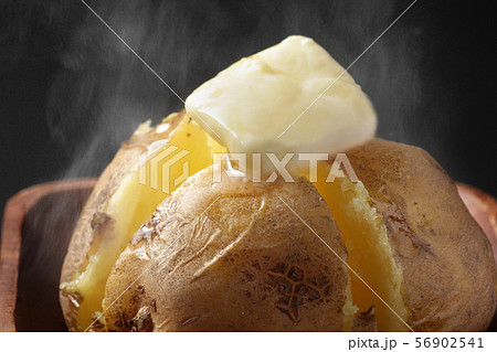 バターが乗った湯気が立つほくほくのジャガイモ 56902541