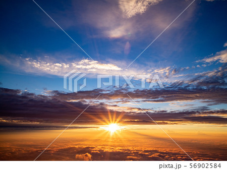 雲海に昇る朝日 56902584