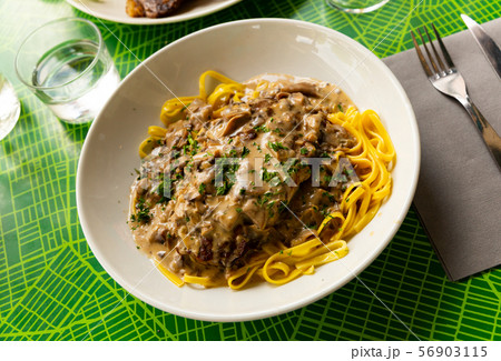 French pork ribs with mushroom sauce and linguine 56903115