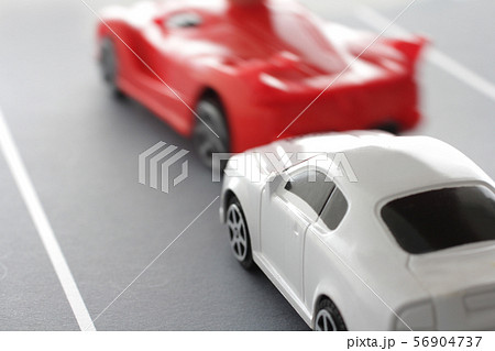 追い越しや横入りなどのあおり運転 56904737