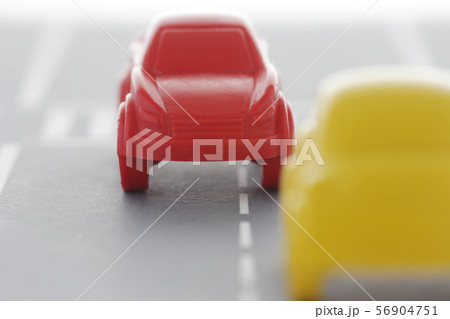 追い越しや横入りなどのあおり運転 56904751