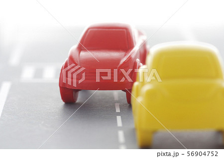 追い越しや横入りなどのあおり運転 56904752