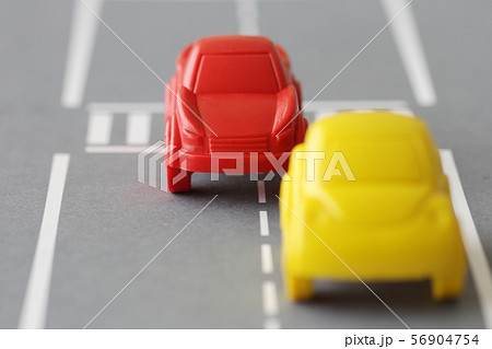 追い越しや横入りなどのあおり運転 56904754