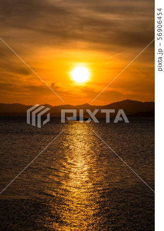 《島根県》宍道湖の夕景・夕日の名所 《島根県》宍道湖の夕景・夕日の名所 56906454