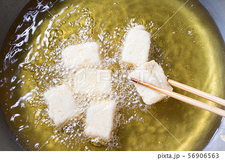 揚げ出し豆腐を揚げる 56906563