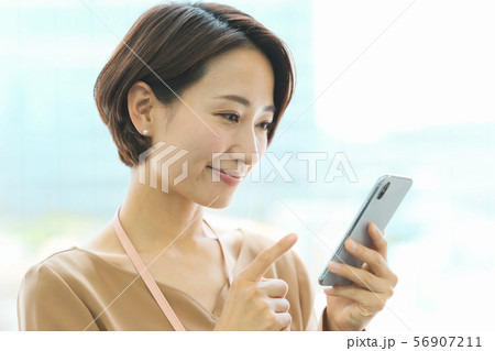 ビジネスウーマン(スマホ 56907211