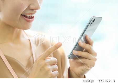 ビジネスウーマン(スマホ 56907213
