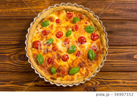 Chicken Quiche lorraine with mushrooms , tomatoes 56907352