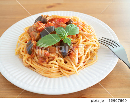 チキンと茄子のトマトソースパスタ 56907660