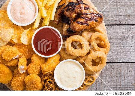 Onion rings , nuggets grilled wings , french fries 56908004