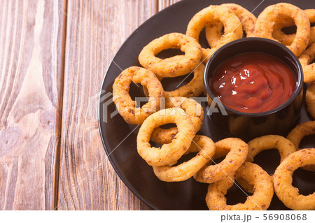 Crunchy fried onion rings and ketchup 56908068