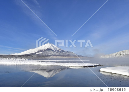 逆さ富士と霧の山中湖に雪の湖畔 逆さ富士と霧の山中湖に雪の湖畔 56908616