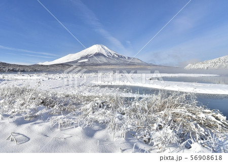 富士山と霧の山中湖に霧氷と雪の湖畔 56908618