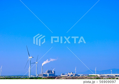 青空と緑と風力発電【福岡県】 56909097