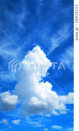真夏の青空と白雲の風景 56910155