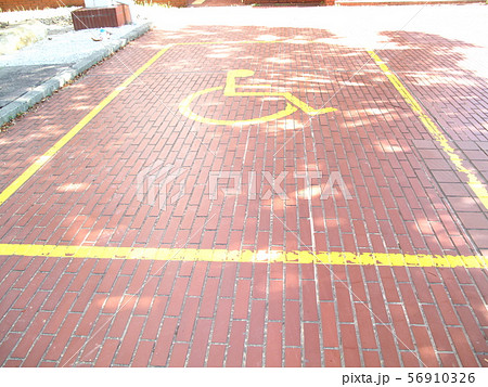 障がい者用駐車スペース 障がい者用駐車スペース 56910326