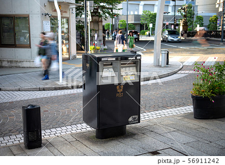 日本の横浜都市景観　横浜元町商店街の濃紺のポスト（黒く見えますが濃紺とのこと）など 56911242