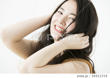 ビューティー　ビューティーイメージ　女性　若い女性 56912259