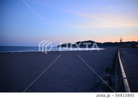 湘南由比ヶ浜の夕焼け 56913895