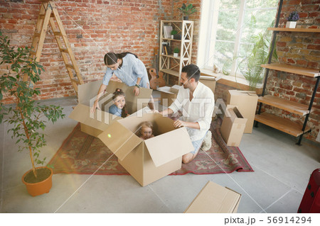 Adult family moved to a new house or apartment 56914294