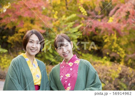 紅葉と浴衣姿の女性 温泉旅行 女子旅 秋の旅行の写真素材