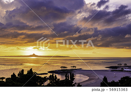 沖縄県 エメラルドビーチの美しい夕景 伊江島に沈む夕日  56915363