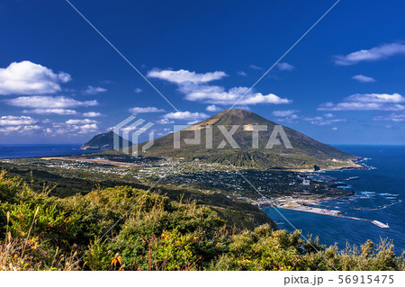 東京都・八丈町 高台から眺める八丈島の風景 東京都・八丈町 高台から眺める八丈島の風景 56915475