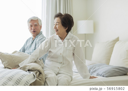 シニア夫婦 寝起き 56915802