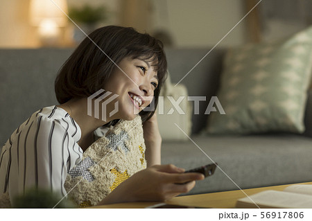 若い女性 テレビ 56917806