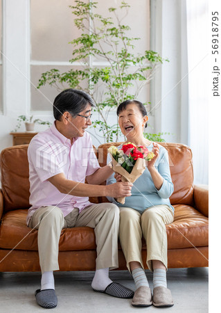 シニア夫婦のイメージ 花束プレゼント シニア夫婦のイメージ 花束プレゼント 56918795