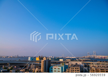 日本の横浜都市景観  港の見える丘公園から山下埠頭などを望む 56920559