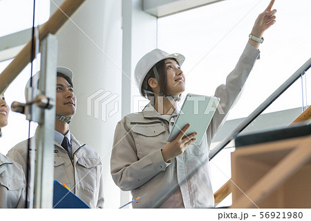 ビジネスウーマン、ヘルメット、ゼネコン、建設業 ビジネスウーマン、ヘルメット、ゼネコン、建設業 56921980