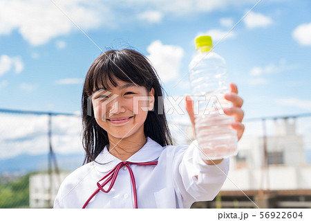 中学生、水、ペットボトル 56922604