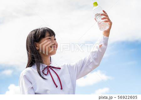 中学生、水、ペットボトル 56922605