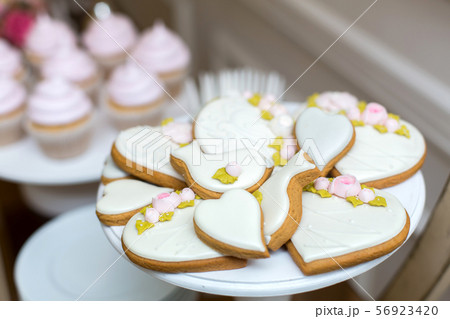 Gingerbread cookies and cookies on the festive Gingerbread cookies and cookies on the festive 56923420