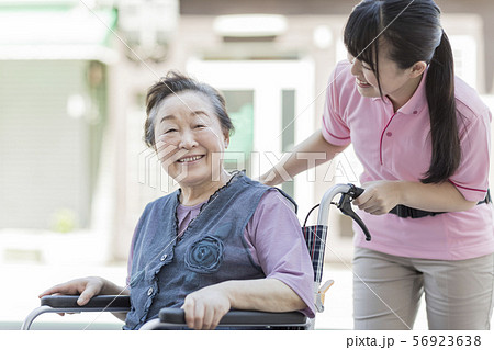 シニア女性 介護士 56923638
