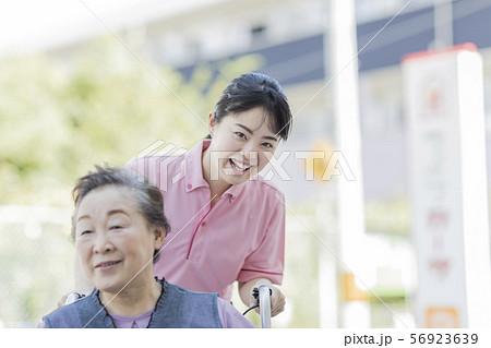 シニア女性 介護士 56923639