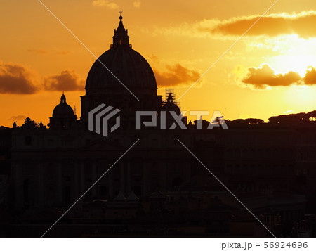 バチカン・サンピエトロ大聖堂と夕焼け空 St. Peter's Basilica, Vatican 56924696