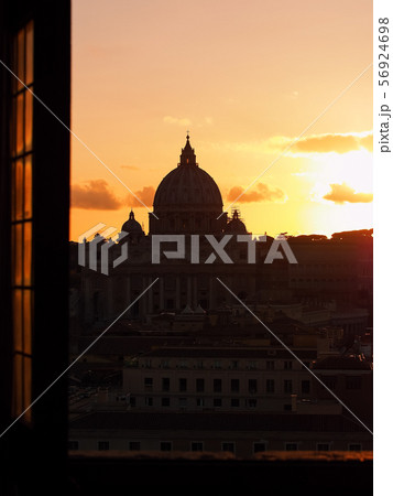 バチカン・サンピエトロ大聖堂と夕焼け空 St. Peter's Basilica, Vatican バチカン・サンピエトロ大聖堂と夕焼け空 St. Peter's Basilica, Vatican 56924698