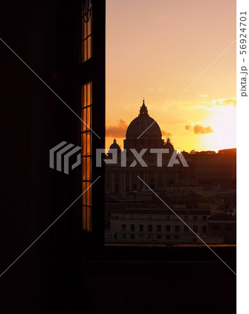 バチカン・サンピエトロ大聖堂と夕焼け空 St. Peter's Basilica, Vatican バチカン・サンピエトロ大聖堂と夕焼け空 St. Peter's Basilica, Vatican 56924701
