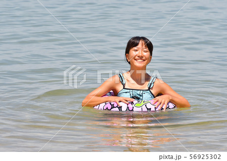 海水浴を楽しむ女の子 海水浴を楽しむ女の子 56925302