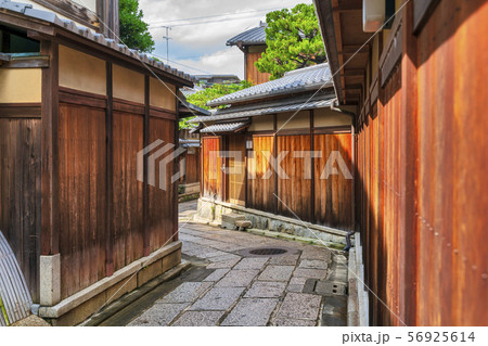 夏の石塀小路　京都 56925614