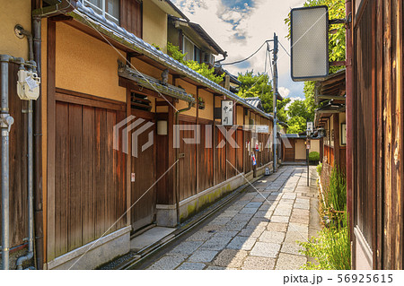 夏の石塀小路　京都 56925615
