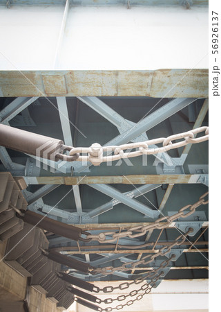 落橋防止装置　エネルギー吸収機能　地震　緩衝チェーン　橋げた 56926137