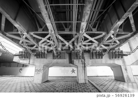 落橋防止装置　エネルギー吸収機能　地震　緩衝チェーン　橋げた 56926139