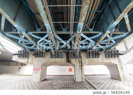 落橋防止装置　エネルギー吸収機能　地震　緩衝チェーン　橋げた 56926140