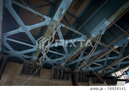 落橋防止装置　エネルギー吸収機能　地震　緩衝チェーン　橋げた 56926141