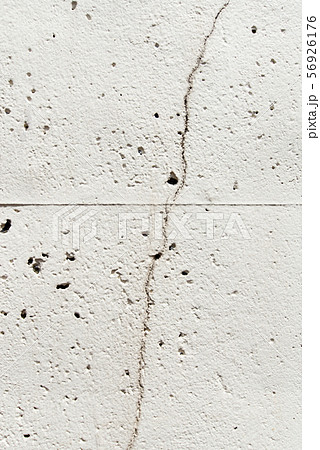 テクスチャー ひび割れ　コンクリート　壁　吹き付け　まだら　模様　白　灰色　シミ　ヒビ　クラック 56926176
